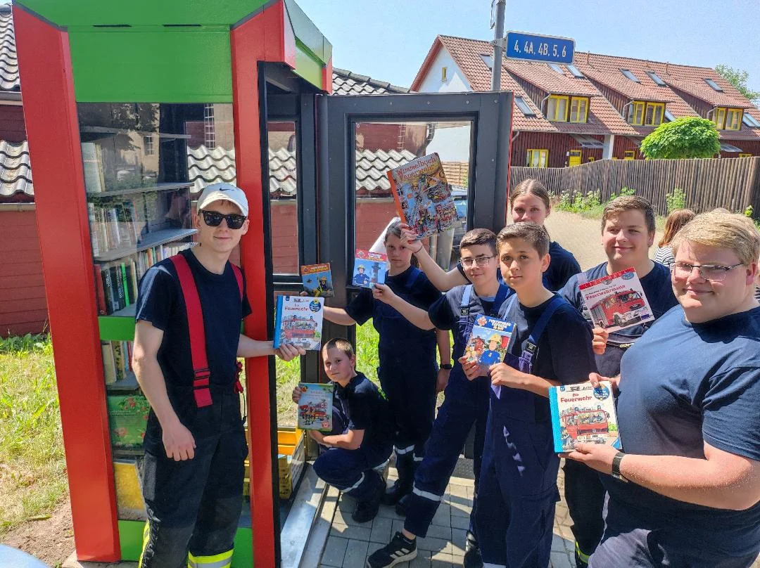 Einweihung der Bücherzelle in der Dorfmitte
